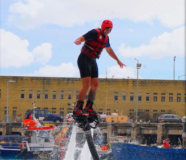 Haciendo equilibrios para mantenerse en el aire en el flyboard