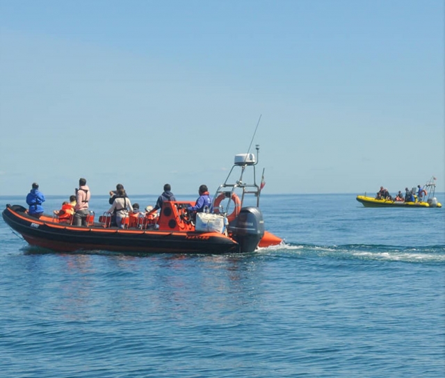  Eines unserer Boote segelt entlang der portugiesischen Küste. 
