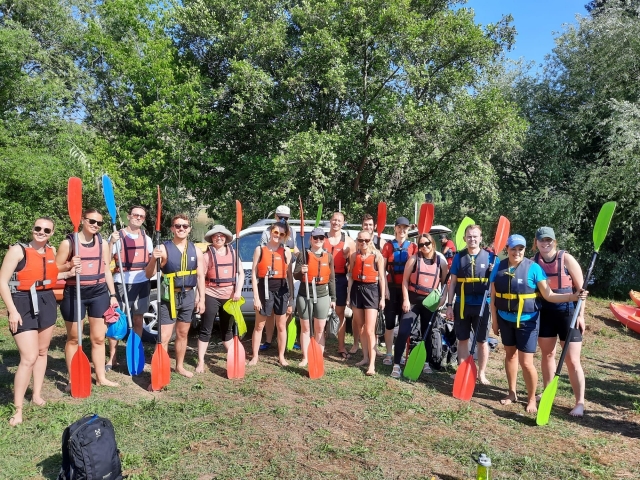 Nuestros usuarios portan sus respectivas palas para una actividad de kayaking