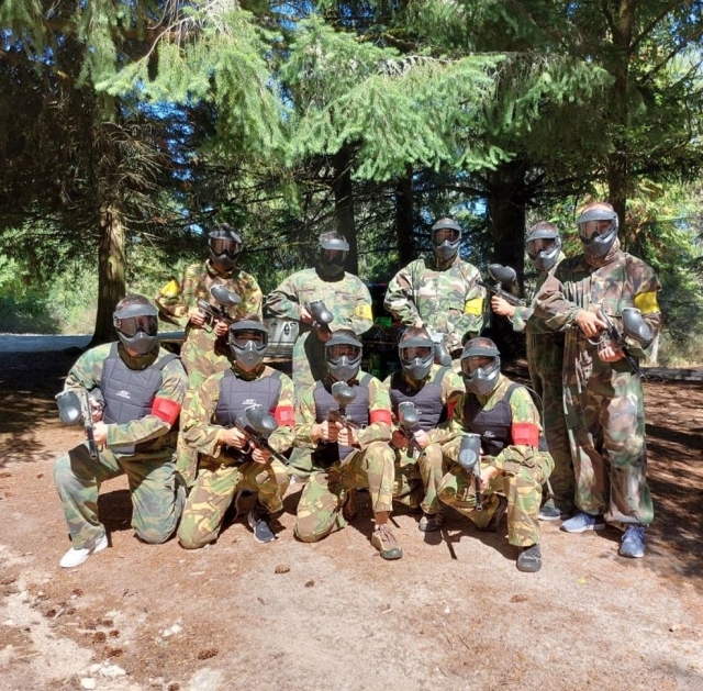 Ven a vivir en primera persona una emocionante partida de paintball en un escenario de película