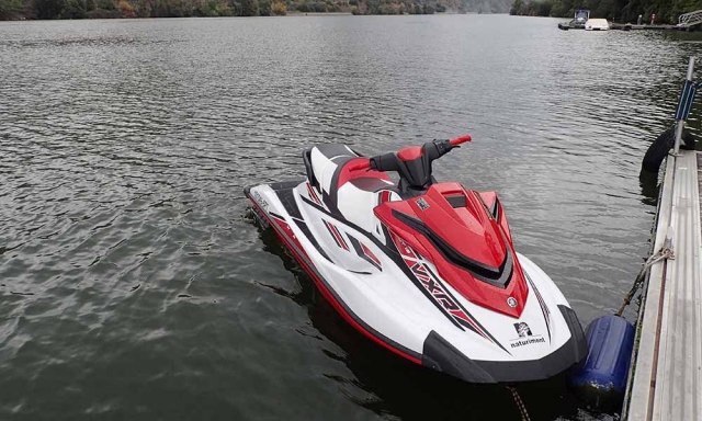  Um jet ski estacionado próximo à costa