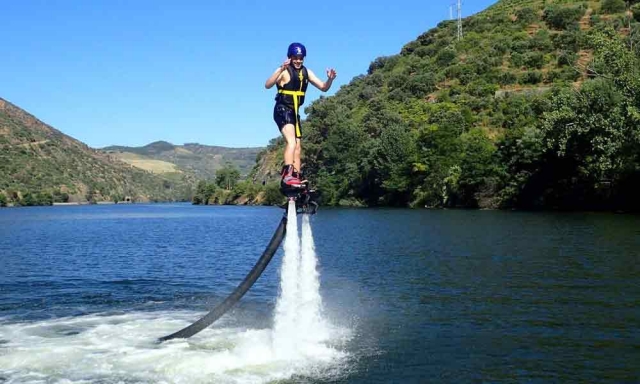  Emergir com o flyboard rodeado por uma paisagem idílica 