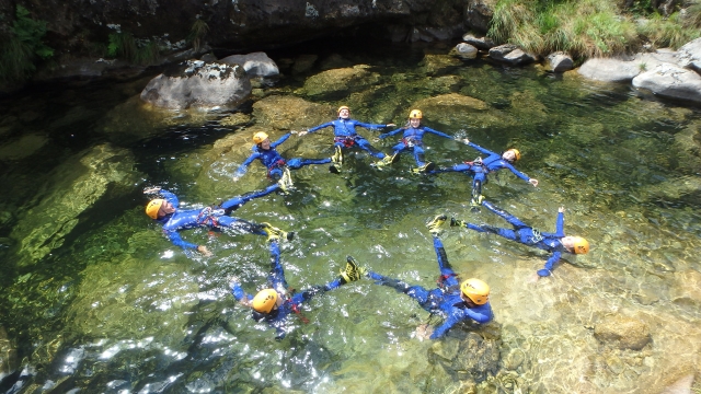  Gruppo di amici che si gode la sessione di canyoning 