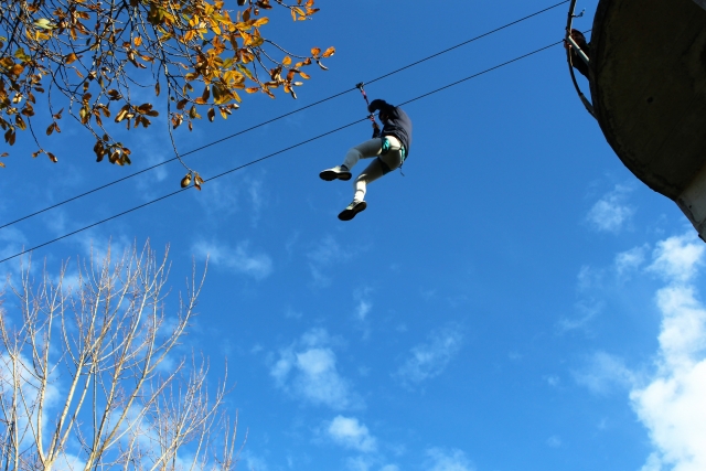 Scivolare lungo la zip line 