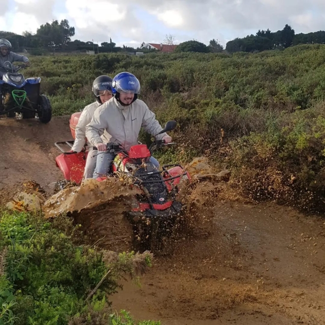  A travers les flaques de boue en quad 