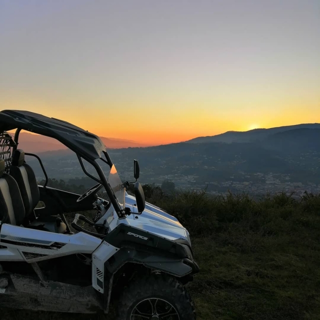 Il tramonto sullo sfondo 
