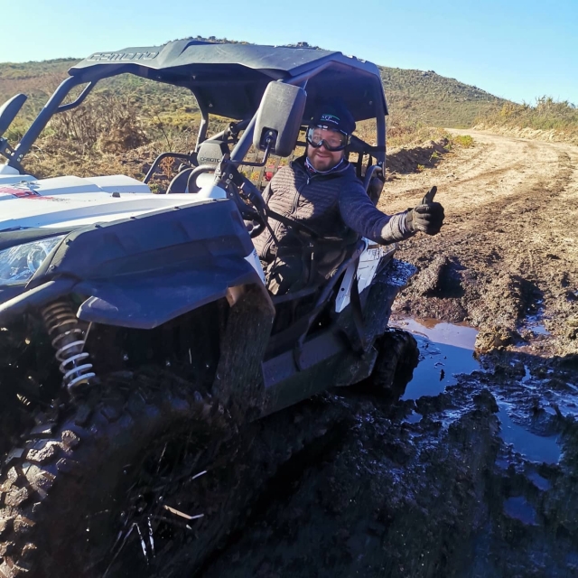  Un impressionante buggy con ruote in fiamme