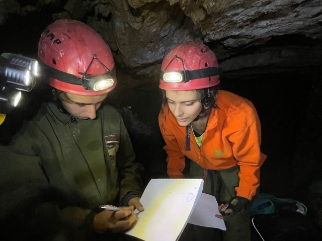  Durante una sessione di speleologia nelle grotte 