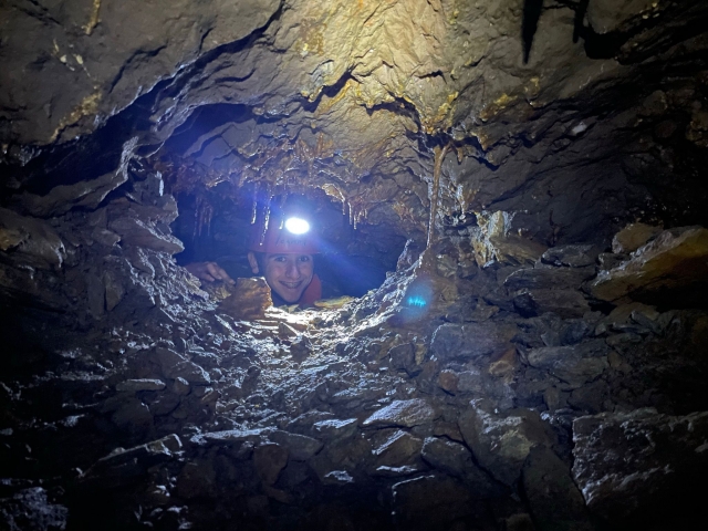  In una sessione di speleologia tra le pietre 