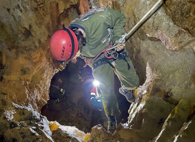  Durante un'esperienza di speleologia 