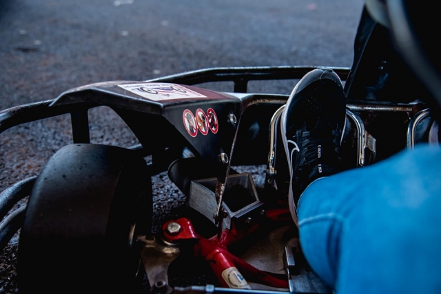 Carregar no acelerador do kart 