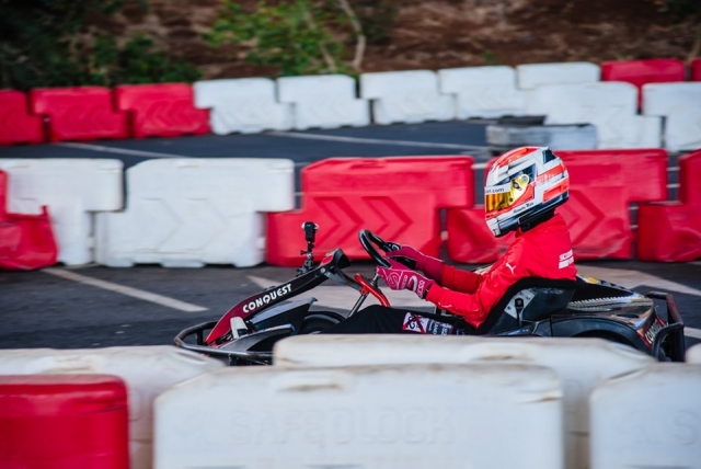  Nas curvas do circuito de kart 