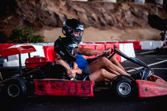  Pai e filho desfrutando do nosso circuito de kart 