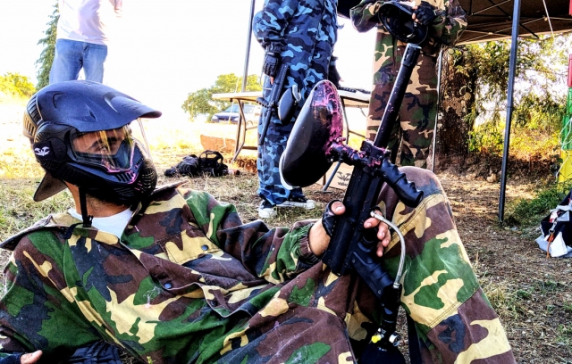  在彩弹射击比赛之后 