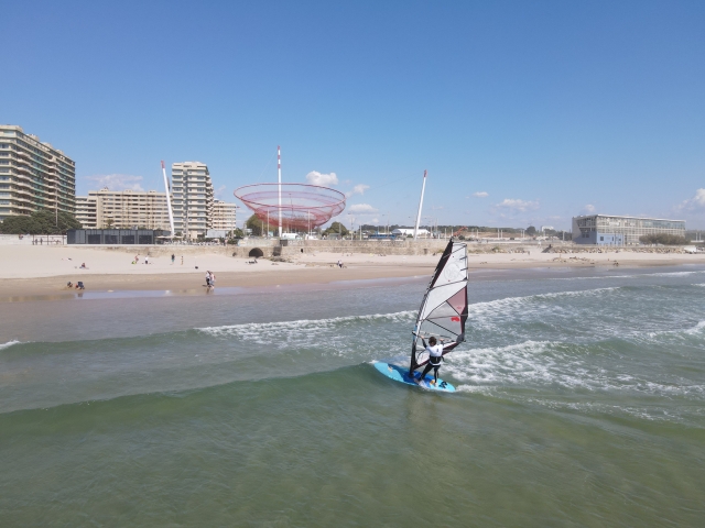  Kommen Sie zum Windsurfen 