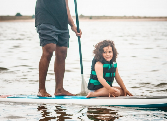  Mädchen auf Sup-Board 