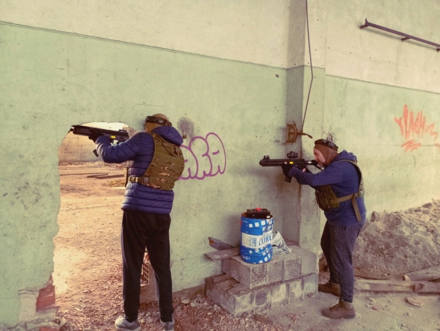  Visez votre adversaire avec le pistolet laser 