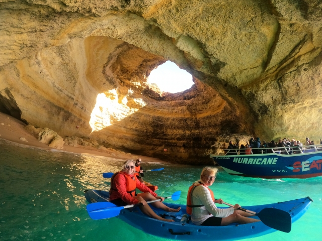 In kayak nelle grotte di Benagil 