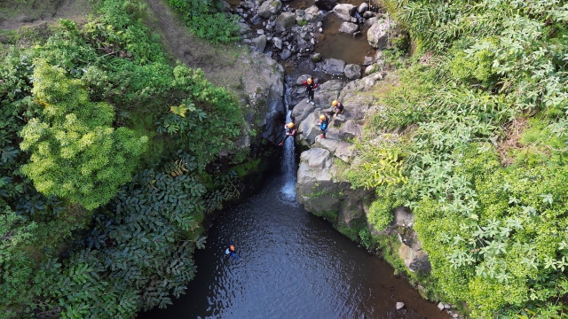 Attività di canyoning di gruppo 