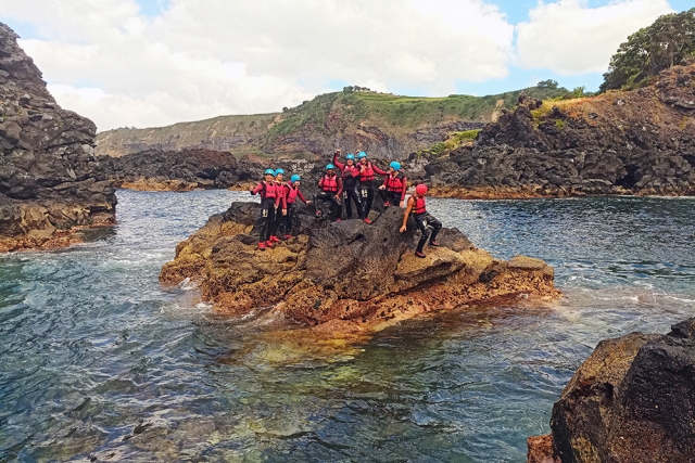  Gruppo di amici che fa coasteering 