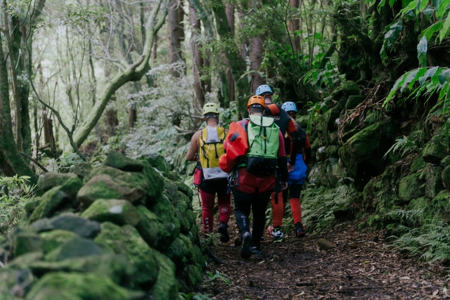 Grupo haciendo ruta por la Isla de Flores