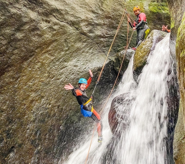 Mujer haciendo canyoning