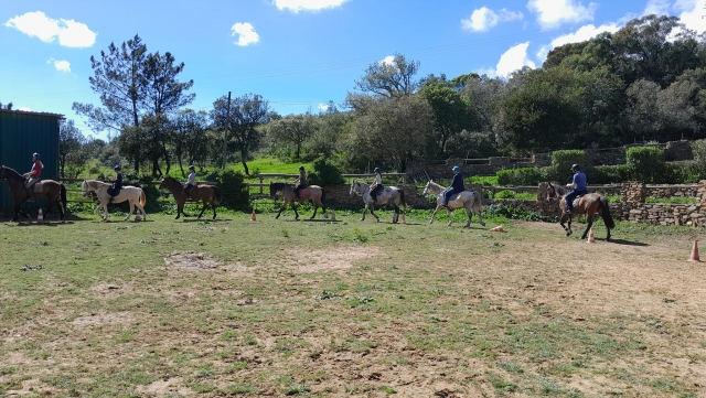 Grupo montando a caballo