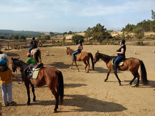 Grupo de amigos montando a caballo