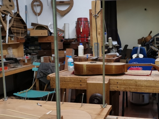  El interior del taller del guitarrista Alfredo Teixeira,
