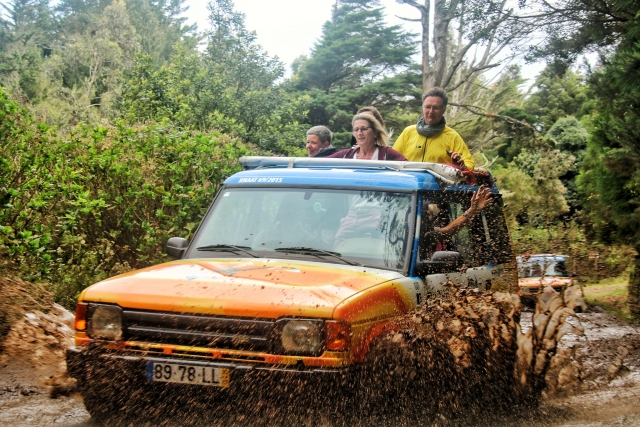  乘坐 4x4 