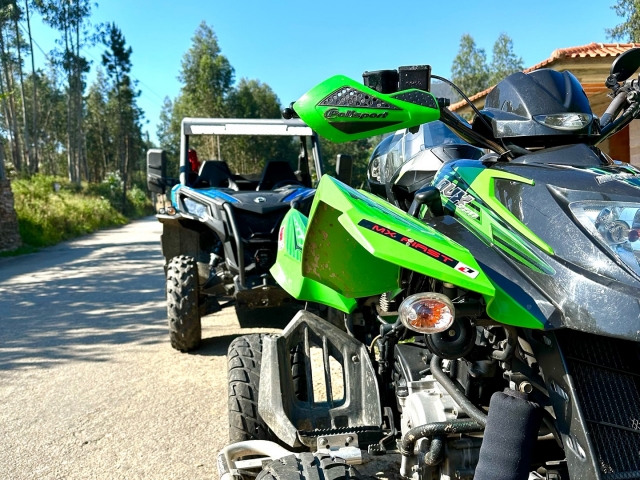  四轮车后面的越野车 