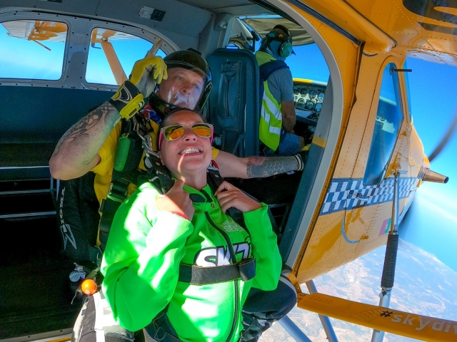 Parachutismo in tandem con l'istruttore 