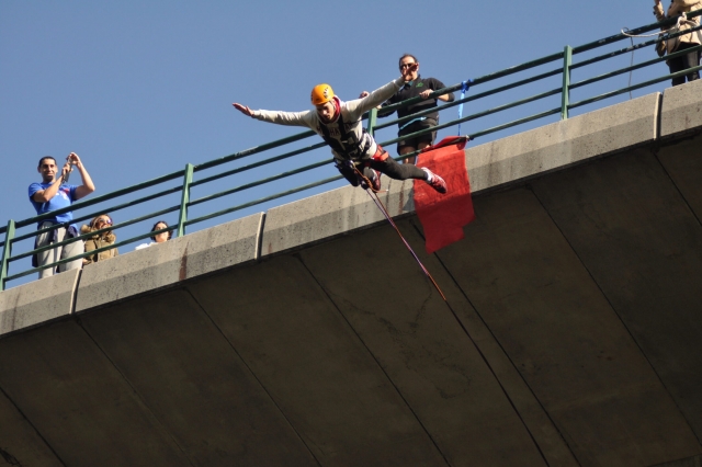 salto al vacío desde un puente transfronterizo