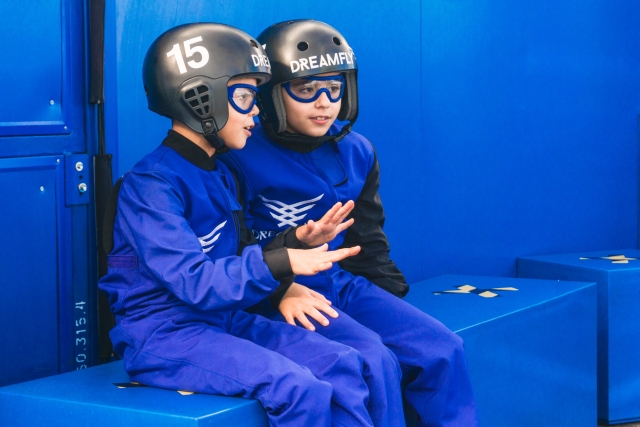 Niños divirtiéndose en túnel de viento 