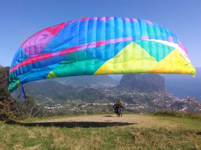  Deploying the parachutes for the paragliding flight 