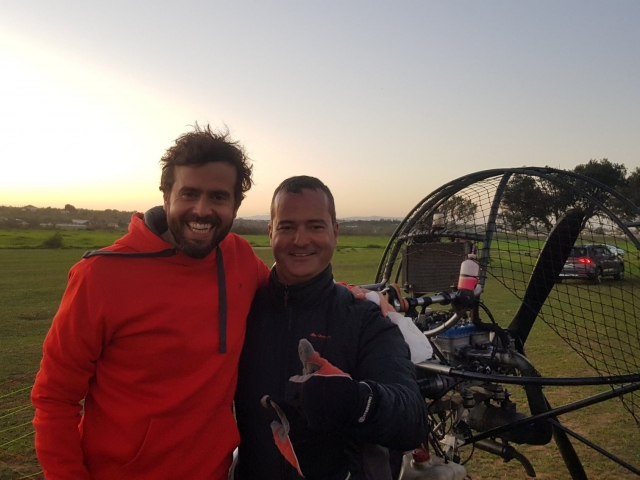  Momentos antes da descolagem em paramotor 