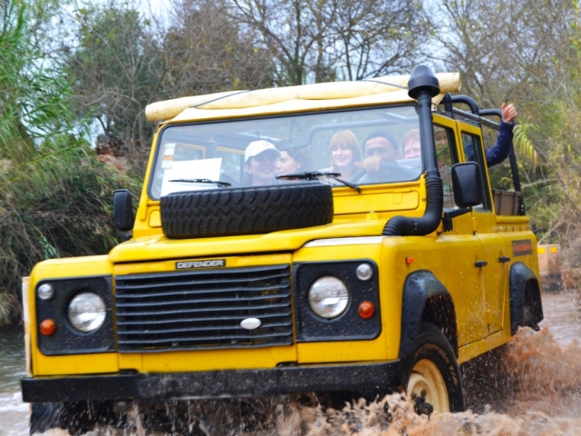  乘坐 4x4 游览阿尔加维 