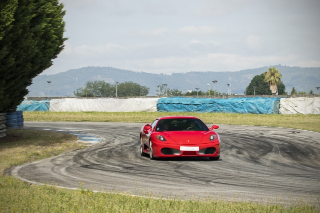  A frente da Ferrari F430 