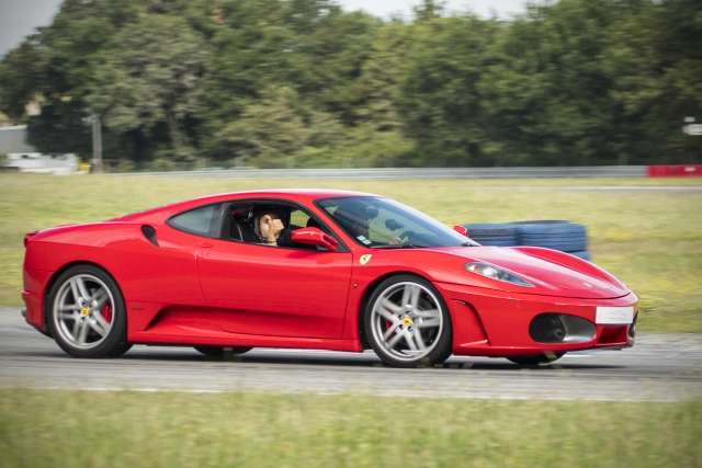  Uma Ferrari péssima entrando na curva 