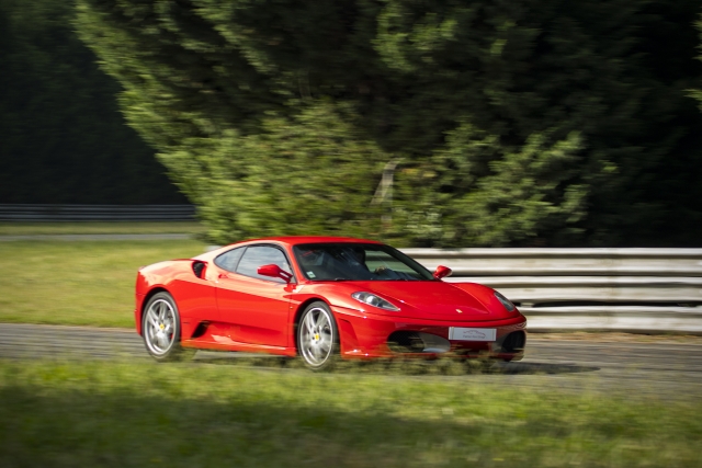  Ferrari rojo conduciendo por el circuito 