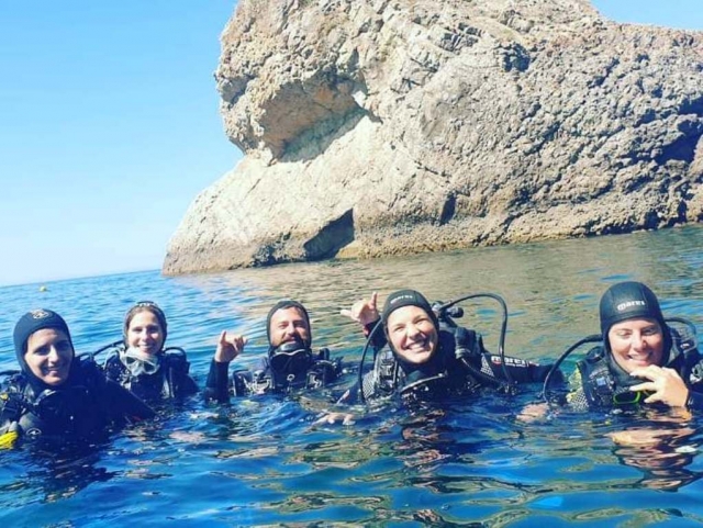  Amis suivant le cours de plongée à Sesimbra 