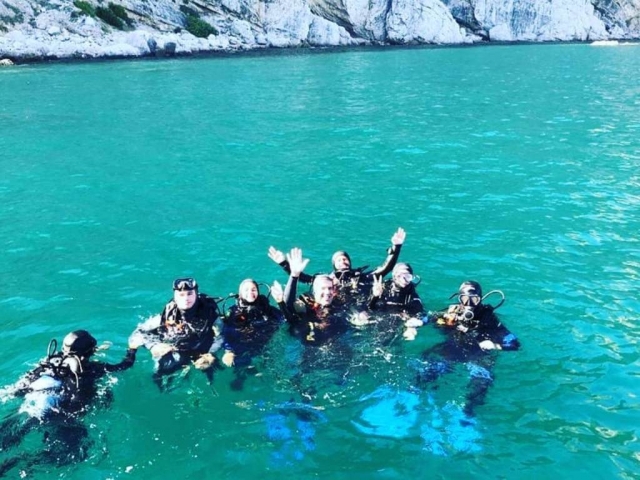 Grupo al terminar el curso de buceo