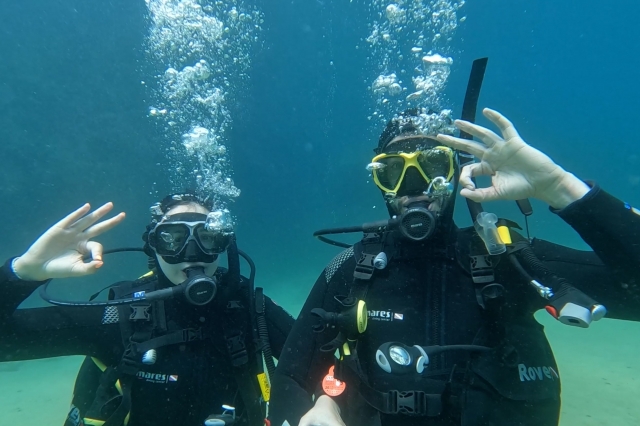 Aprendiendo en el bautismo de buceo