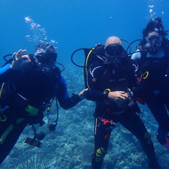 Tres personas buceando