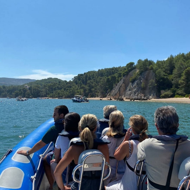  Gruppe auf einem Boot 