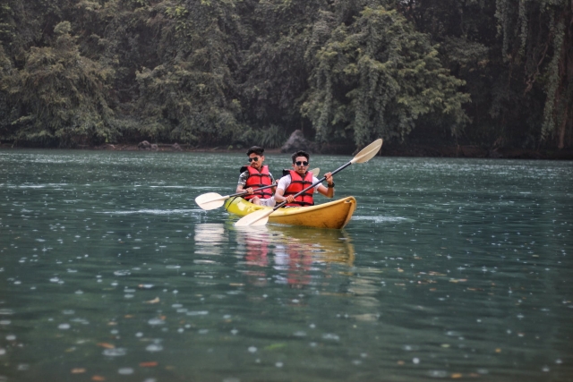 Chicos remando en piragua