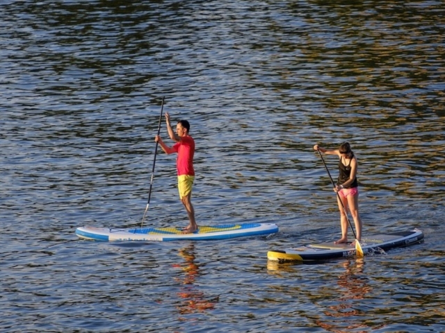  Junge Leute genießen Stand-Up-Paddle 