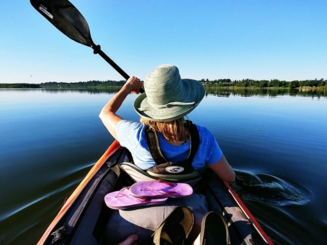 Remando a bordo de kayak