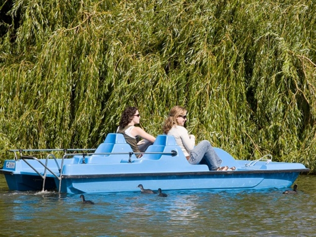 Freunde machen eine Tretbootfahrt 