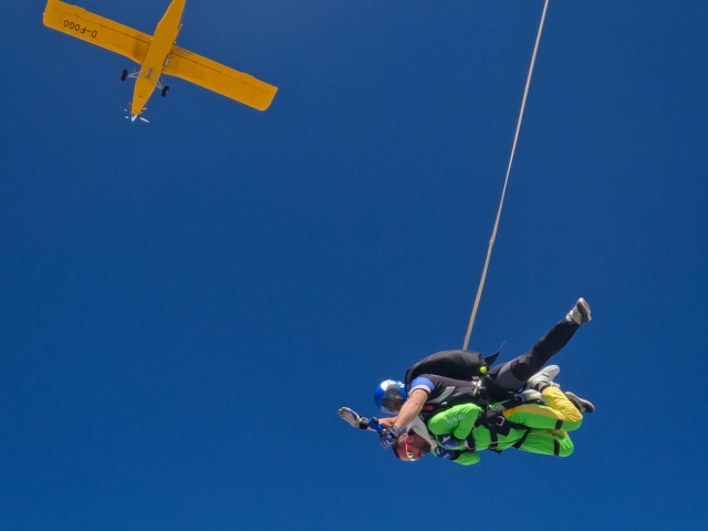  salto al paracadute con vista sul mare